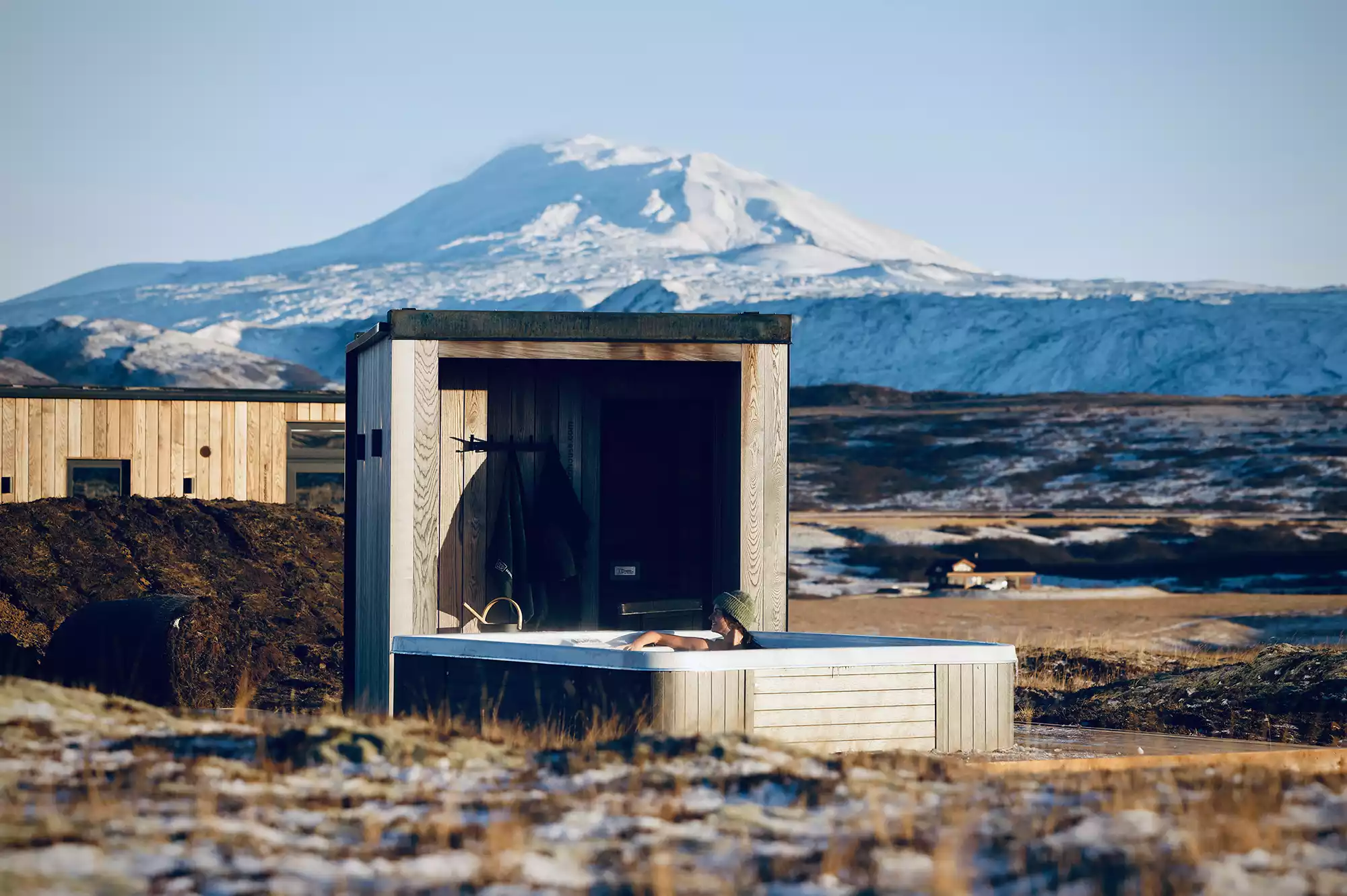 The outdoor spa and hot tub area at ÖÖD Hekla Horizon.