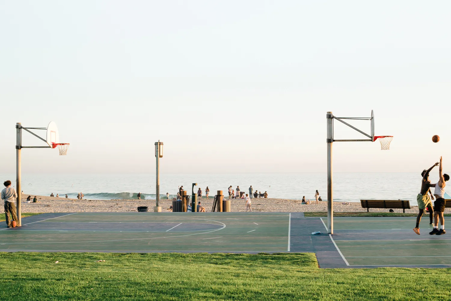 A beachside basketball court in Laguna Beach with the ocean in the background.